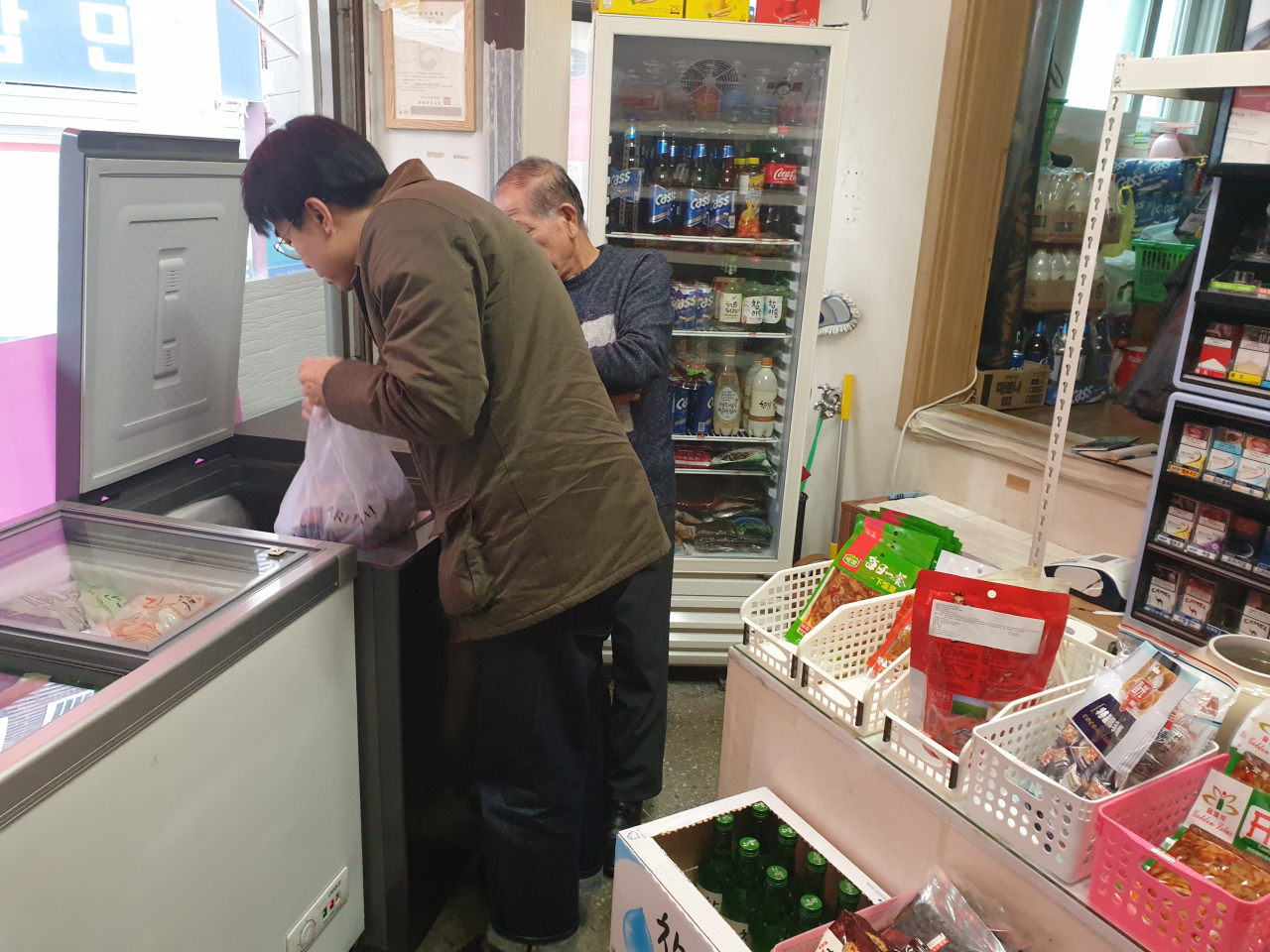 광명시는 외국 식료품 판매 업소를 대상으로 식약처, 경찰청과 함께 정부합동 일제 단속을 실시했다. [광명시 제공]