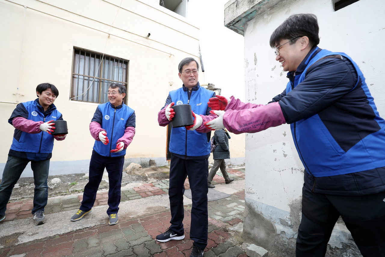 정재훈 한수원 사장(왼쪽에서 두번째)이 임직원들과 함께 '사랑의 연탄'을 나르고 있다. [한수원 제공]