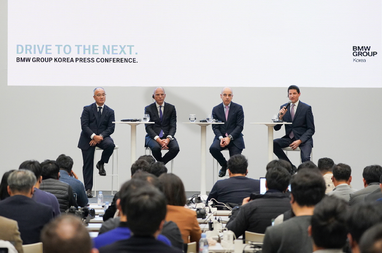 (왼쪽부터) 한상윤 BMW 그룹 코리아 대표이사, 피터 노타 BMW 브랜드 및 세일즈, 애프터세일즈 총괄, 니콜라스 피터 BMW 그룹 재무총괄, 아담 사익스 아시아퍼시픽, 남아공, 임포터 마켓 기업홍보 총괄. [BMW 그룹 코리아 제공]