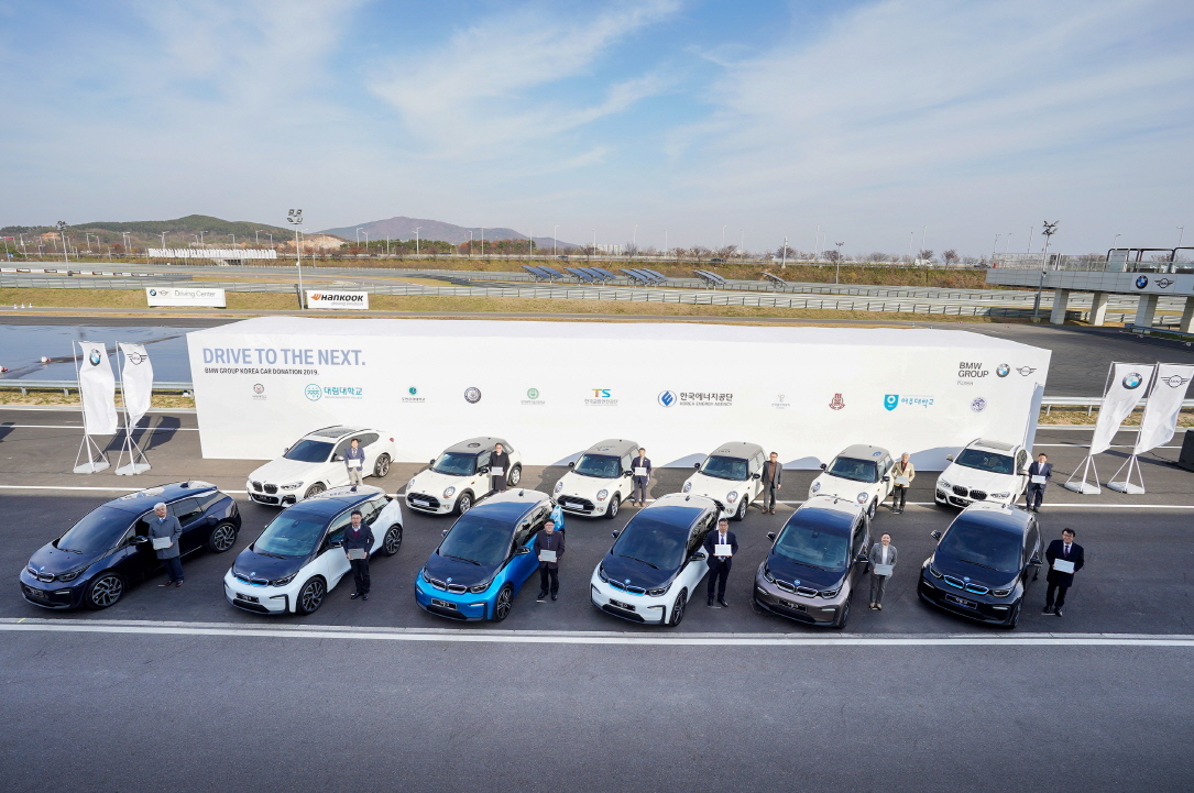 BMW 그룹 코리아가 27일 BMW 코리아 드라이빙 센터에서 산학협력 대학, 자동차과가 있는 특성화 고등학교 및 정부 기관에 BMW 및 MINI 차량 12대를 기증하는 ‘연구용 차량 기증식’을 진행했다. [BMW 그룹 코리아 제공]