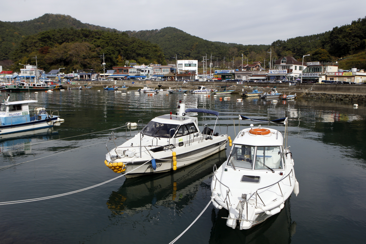 '삼포마을 동쪽 방파제에서 본 마을 전경