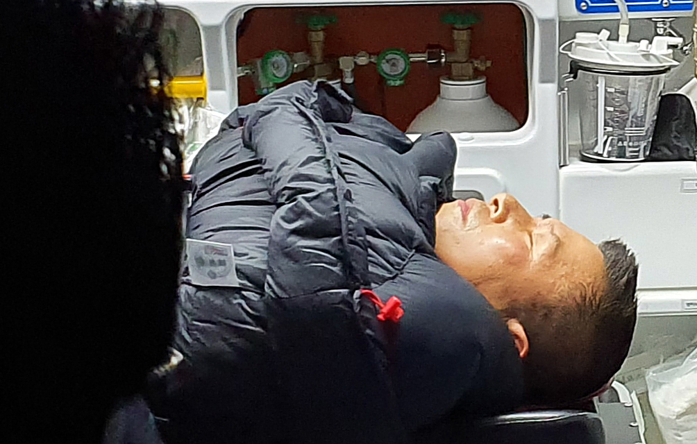 청와대 앞에서 8일째 단식하던 자유한국당 황교안 대표가 27일 밤 응급실로 이송되고 있다. [연합]