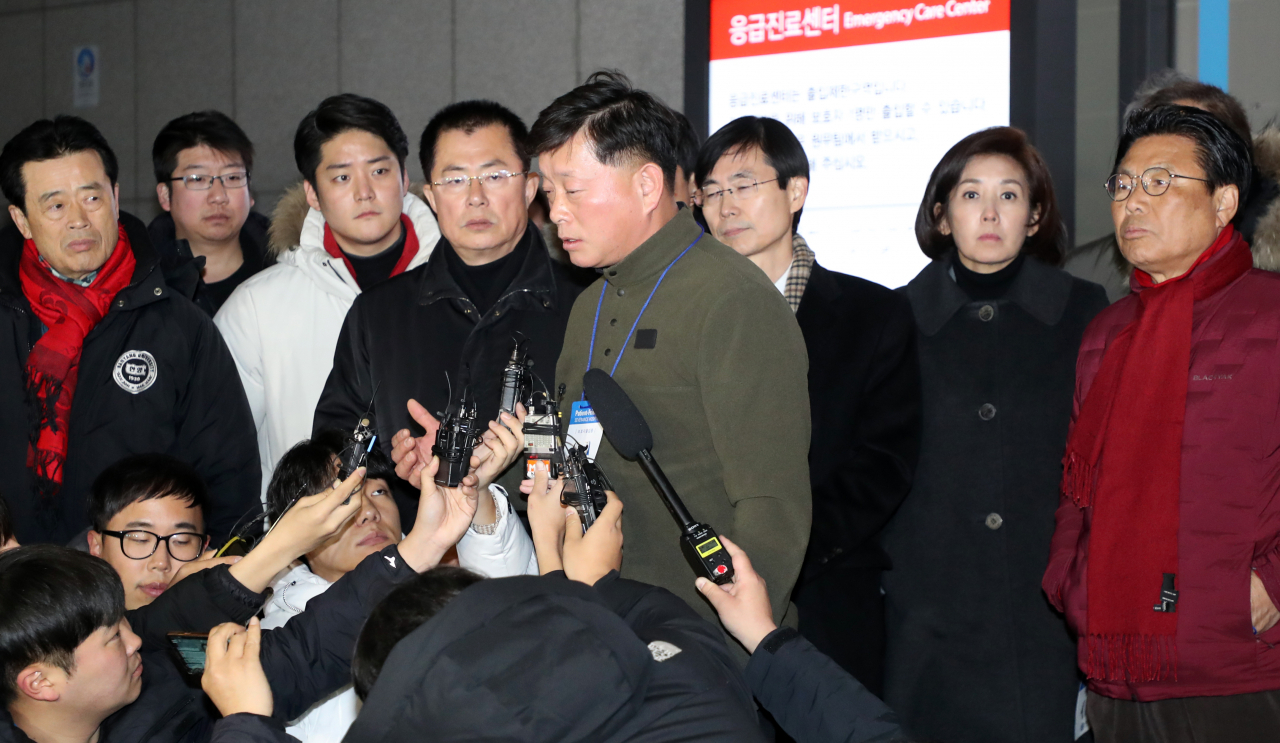 청와대 앞에서 8일째 단식하던 황교안 자유한국당 대표가 연세대학교 세브란스 병원 응급실로 이송된 27일 응급실 앞에서 김명연 수석 대변인이 상황을 브리핑 하고 있다. [연합]