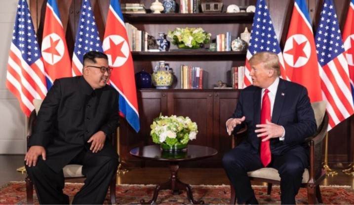 지난해 6월 싱가포르에서 열린 사상 첫 북미정상회담에서 두 정상이 대화하고 있다.[연합]