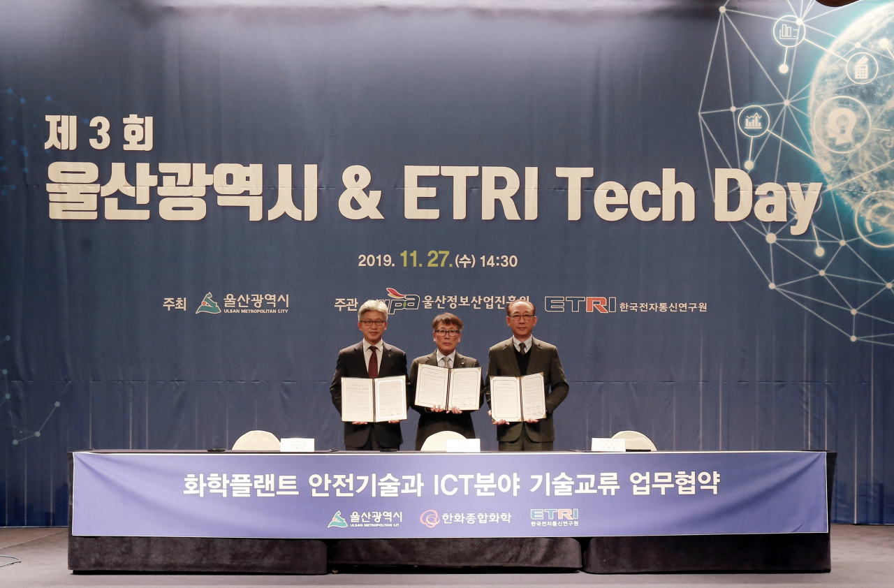 27일 롯데호텔울산에서 한화종합화학 임종훈 대표이사(중앙), 울산광역시 송병기 경제부시장(왼쪽), ETRI 김명준 원장이 ‘화학플랜트 안전 기술과 ICT 분야의 기술 교류를 위한 업무 제휴(MOU)’를 체결하고 기념촬영을 하고 있다. [한화종합화학 제공]