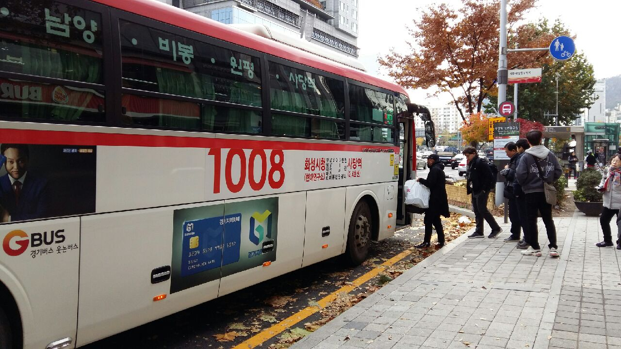 서울 동작구 사당역 10번 출구에 새로 생긴 정류장에서 시민들이 화성을 가는 경기도광역버스 1008번을 타고 있다. [동작구 제공]