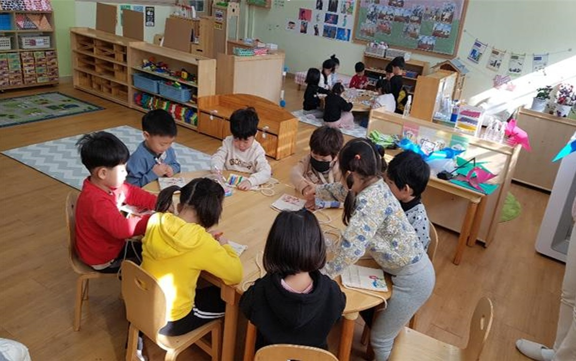 성북구의 한 어린이집에서 원아들이 미니에코백 만들기를 배우고 있다. [성북구 제공]