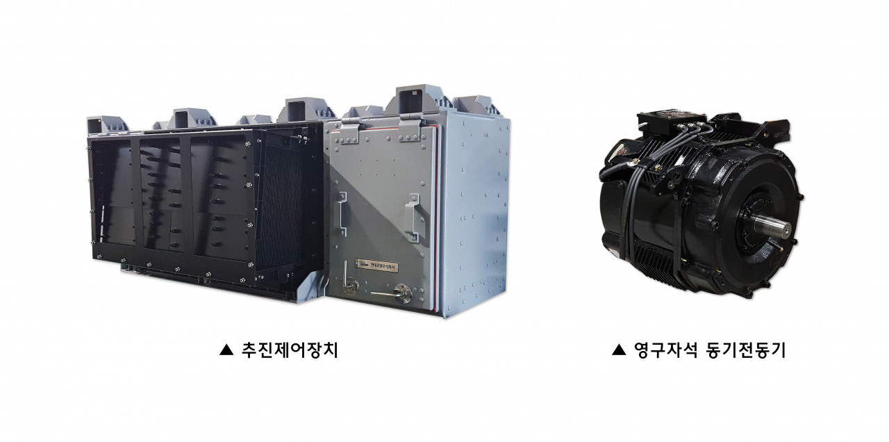 현대로템이 개발한 영구자석 동기전동기(오른쪽)와 추진제어장치(왼쪽).