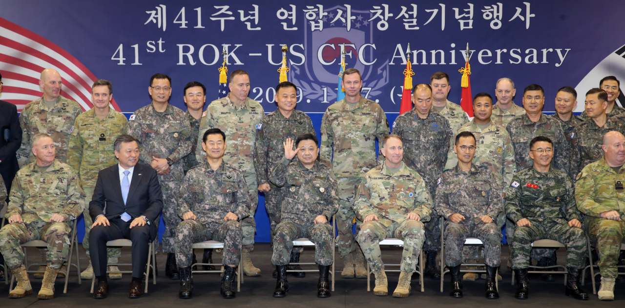 지난 7일 서울 용산 미군기지 콜리어필드에서 한미 군 수뇌부가 참석한 가운데 한미연합사령부 창설 41주년 기념식이 열리고 있다.[연합]