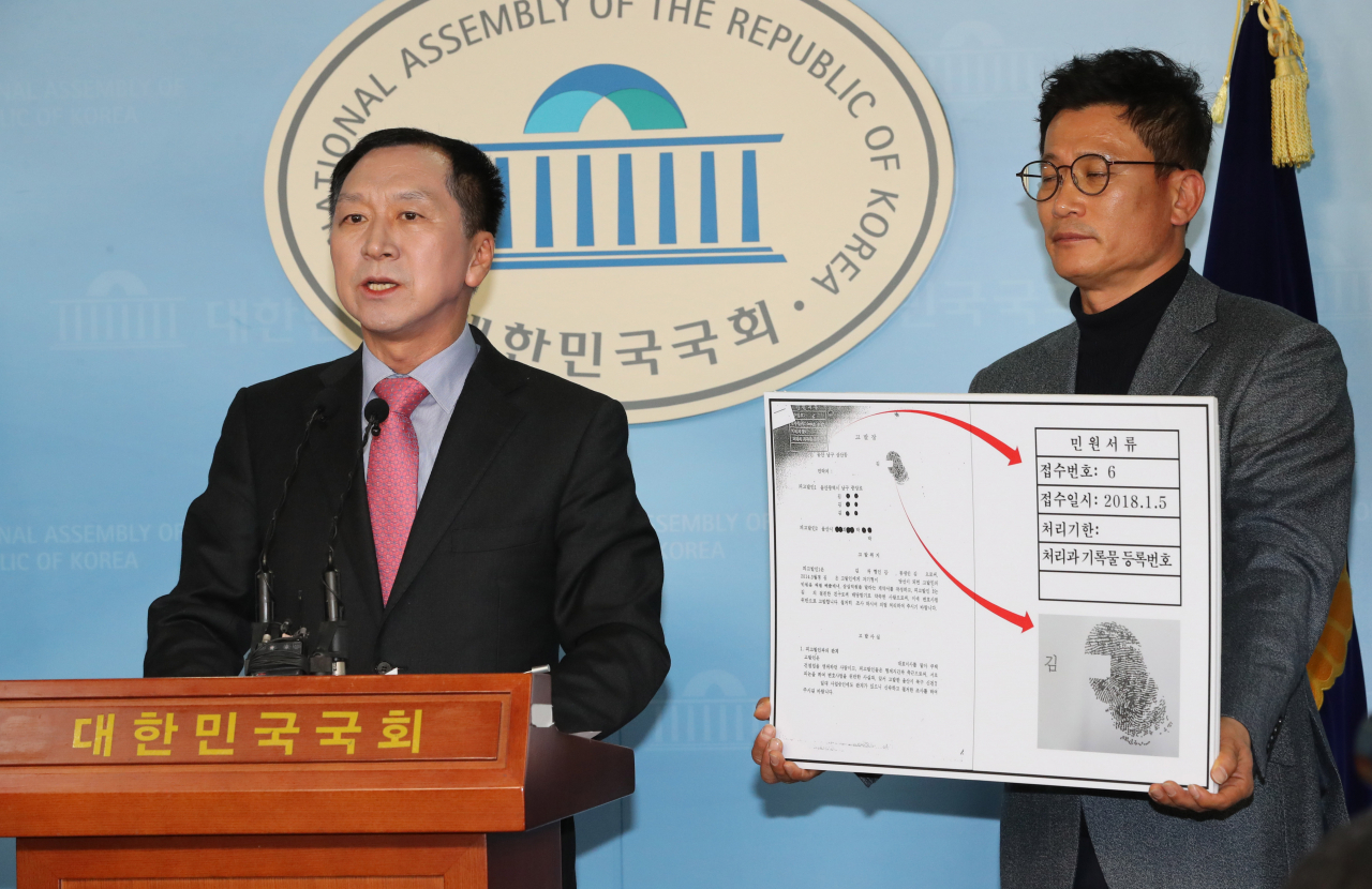 자유한국당 소속 김기현 전 울산시장이 27일 오전 국회 정론관에서 기자회견을 열고 자신이 경찰 수사를 받으면서 낙선했던 지난해 6·13 지방선거에 권력기관이 개입했다는 의혹을 제기하고 있다. [연합]
