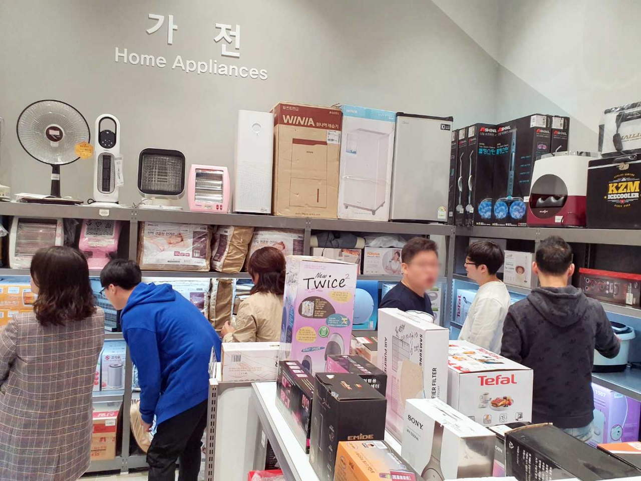 롯데 아울렛 광교점에 지난 10월 오픈한 리퍼브 전문매장 '프라이스홀릭' 매장 내부. [사진제공=롯데쇼핑]