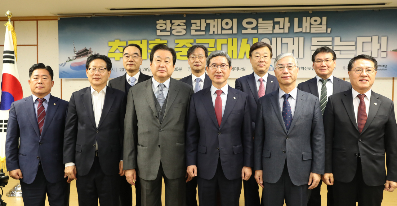 28일 오전 서울 여의도 국회 의원회관에서 대한민국 미래혁신포럼 주최로 열린 추궈홍 주한중국대사 초청 강연회에서 참석자들이 기념촬영하고 있다. 앞줄 왼쪽부터 자유한국당 김규환 의원, 더불어민주당 오제세 의원, 자유한국당 김무성 의원, 미래혁신포럼 회장인 자유한국당 김학용 의원, 추궈홍 주한중국대사, 바른미래당 정운천 의원, 뒷줄 왼쪽부터 박재완 한반도선진화재단 이사장, 더불어민주당 유동수 의원, 자유한국당 김종석 의원, 더불어민주당 서형수 의원. [연합]