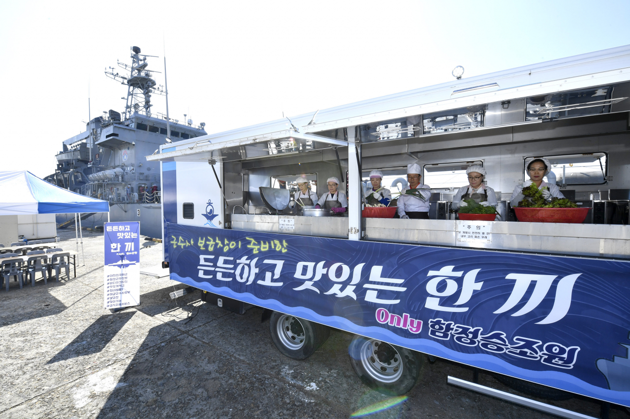 해군이 지난달 실시한 찾아가는 함정 급식행사에서 장병들을 위한 요리가 준비되고 있다.[사진=해군]