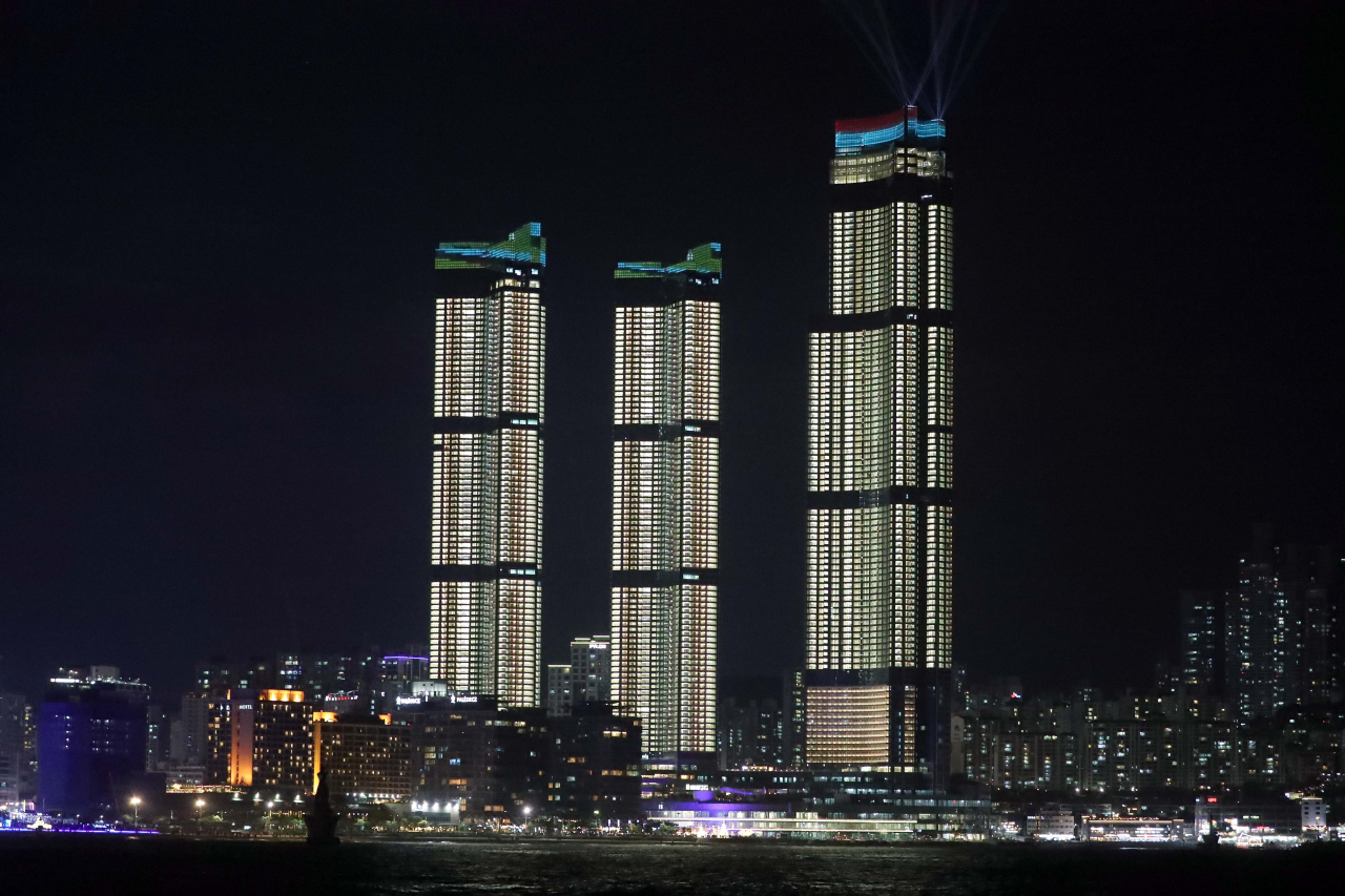 지난 23일 점등식을 가진 부산 해운대구 엘시티 더샵 단지의 모습. [사진=연합뉴스]