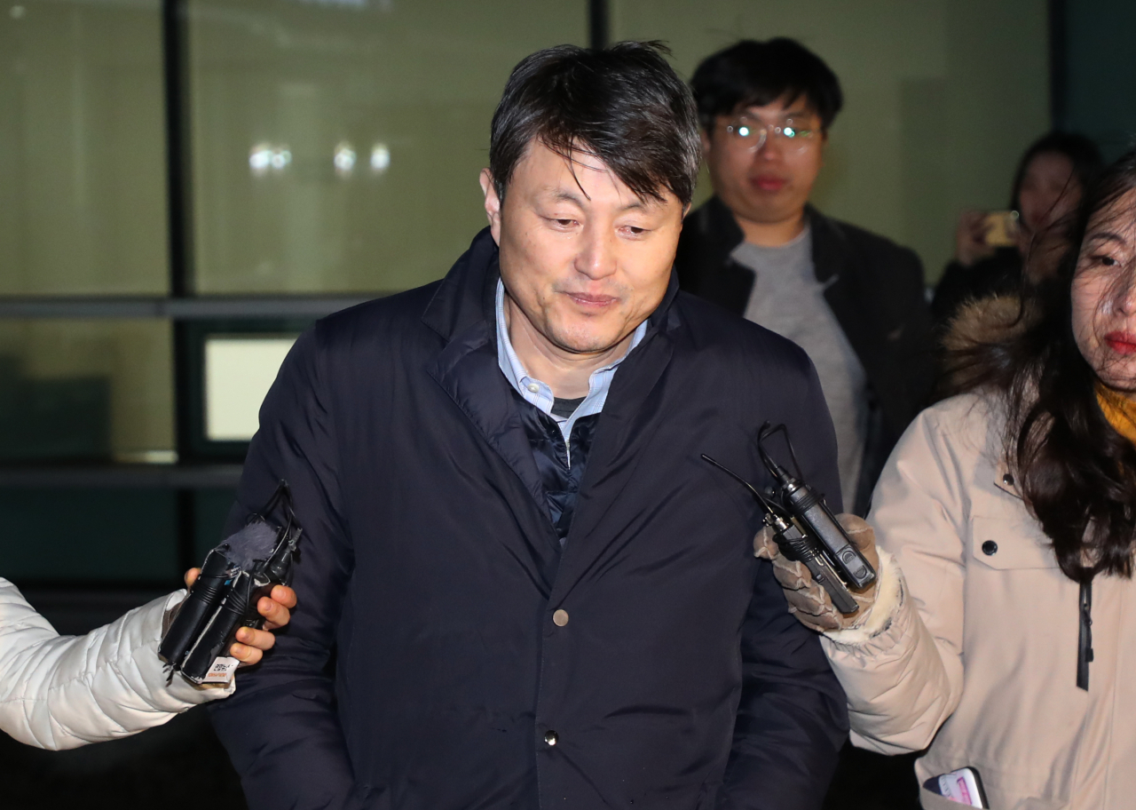 뇌물수수 혐의로 검찰 수사를 받는 유재수 부산시 경제부시장이 22일 조사를 마치고 서울 동부지검을 나서고 있다. [연합]