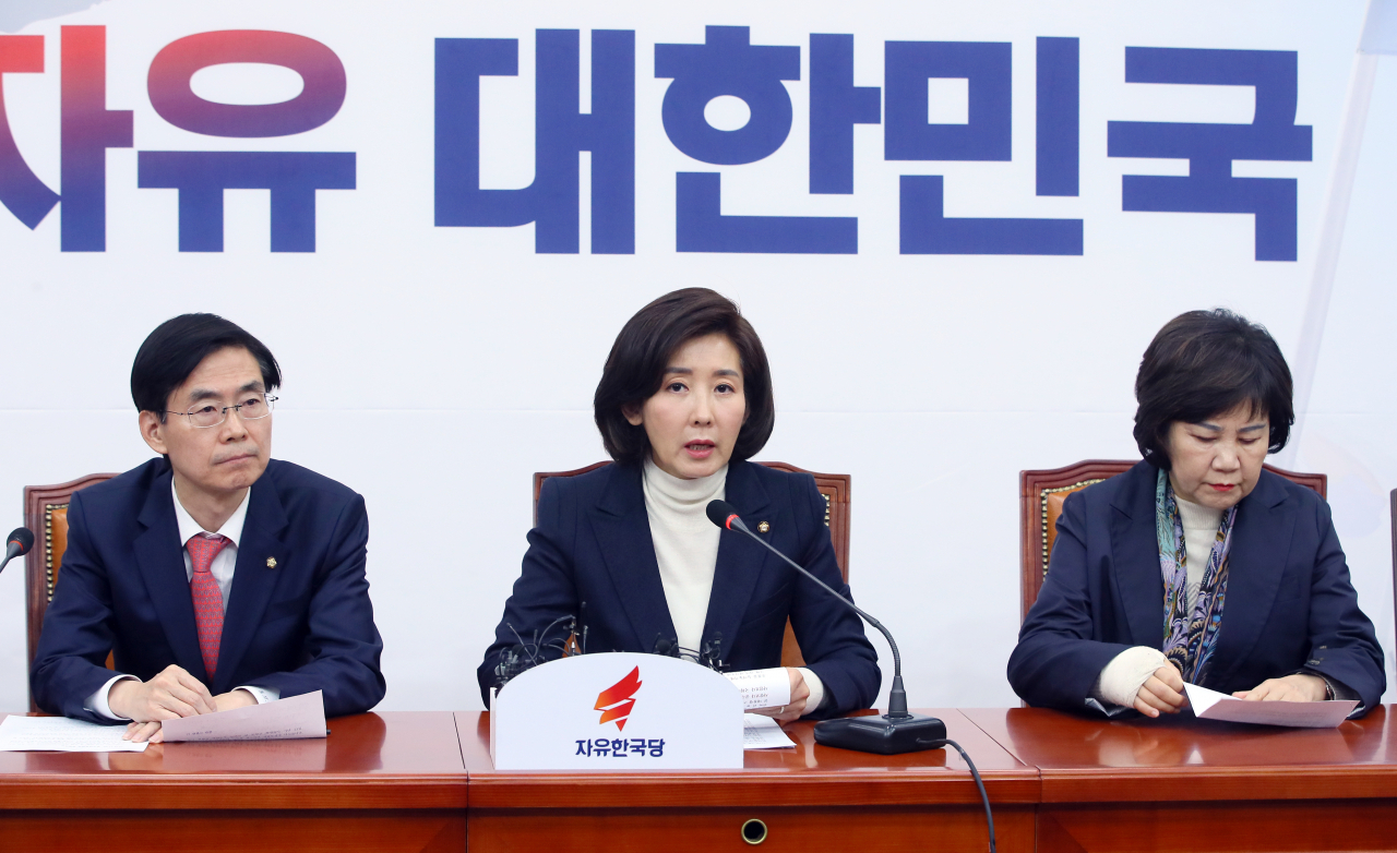 자유한국당 나경원 원내대표(왼쪽 두번째)가 28일 국회에서 열린 최고위원회의에서 발언하고 있다. [연합]