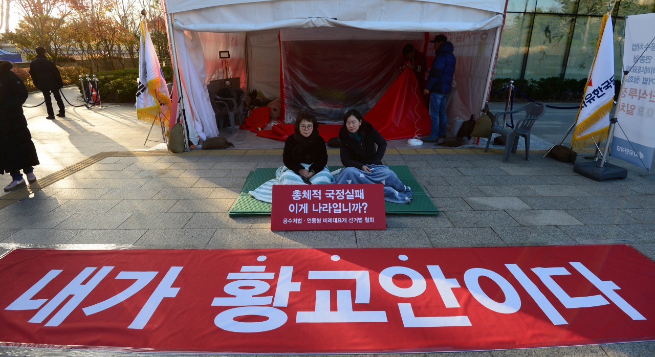 청와대 앞에서 8일동안 단식하던 황교안 자유한국당 대표가 지난 27일 밤 서울 신촌 세브란스병원 응급실로 긴급 후송된 가운데 28일 오전 같은당 정미경(왼쪽)·신보라 최고위원이 청와대 앞 황대표 단식농성장에서 동조 단식을 하고 있다. [박해묵 기자/mook@heraldcorp.com]