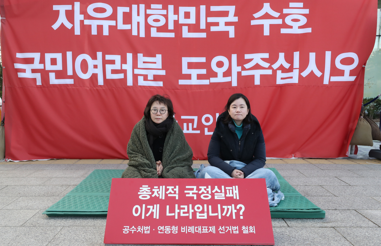 자유한국당 정미경(왼쪽)·신보라 최고위원이 28일 오전 청와대 앞 황교안 대표 단식농성장에서 동조 단식을 하고 있다. 황 대표는 단식 8일째인 전날 밤 의식을 잃고 신촌 세브란스병원으로 옮겨졌으며, 현재 의식을 회복한 상태다. [연합]