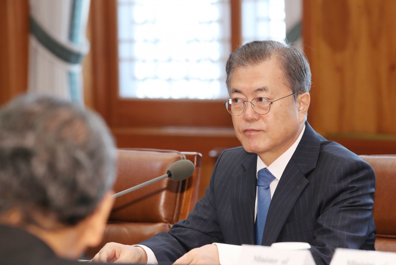 문재인 대통령이 28일 청와대에서 마하티르 빈 모하맛 말레이시아 총리와 정상회담을 하고 있다. 연합뉴스