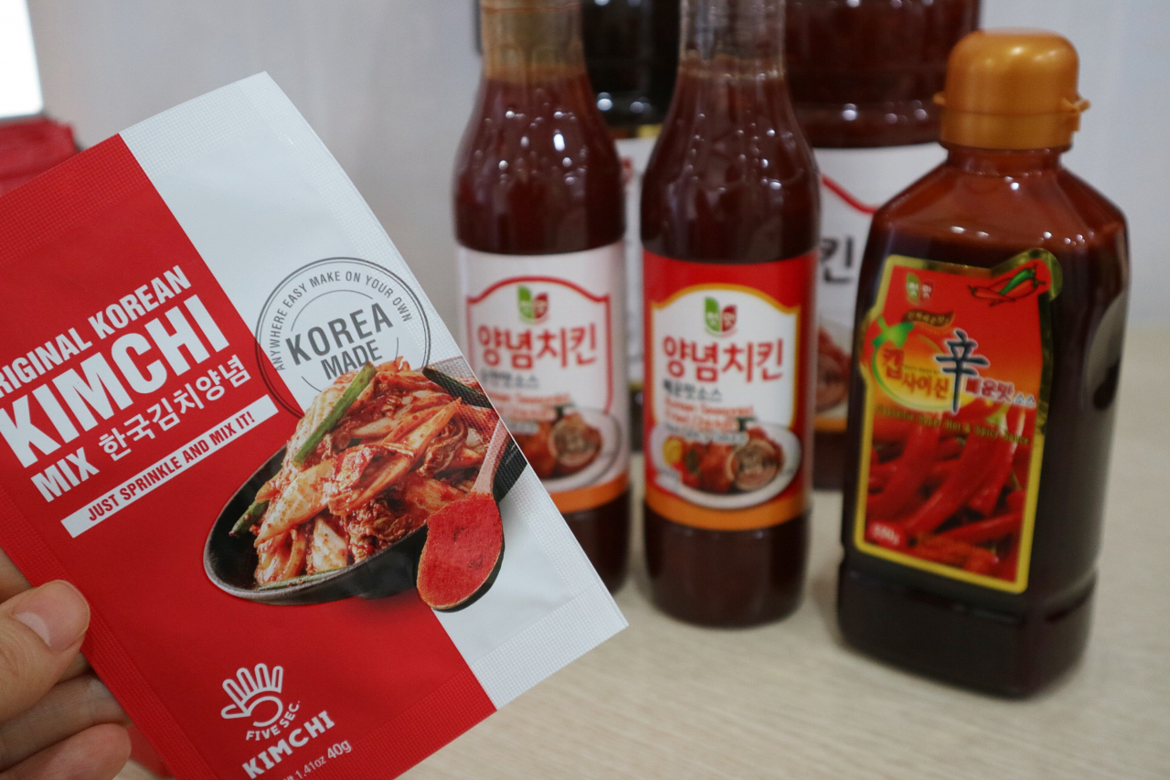 청우식품의 수출품 ‘양념치킨 매운맛소스’ 와 ‘한국김치양념’ [사진=육성연 기자]