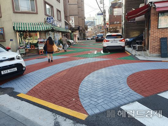 상암동에 고원식 교차로를 둬 보행환경을 개선했다. [마포구 제공]