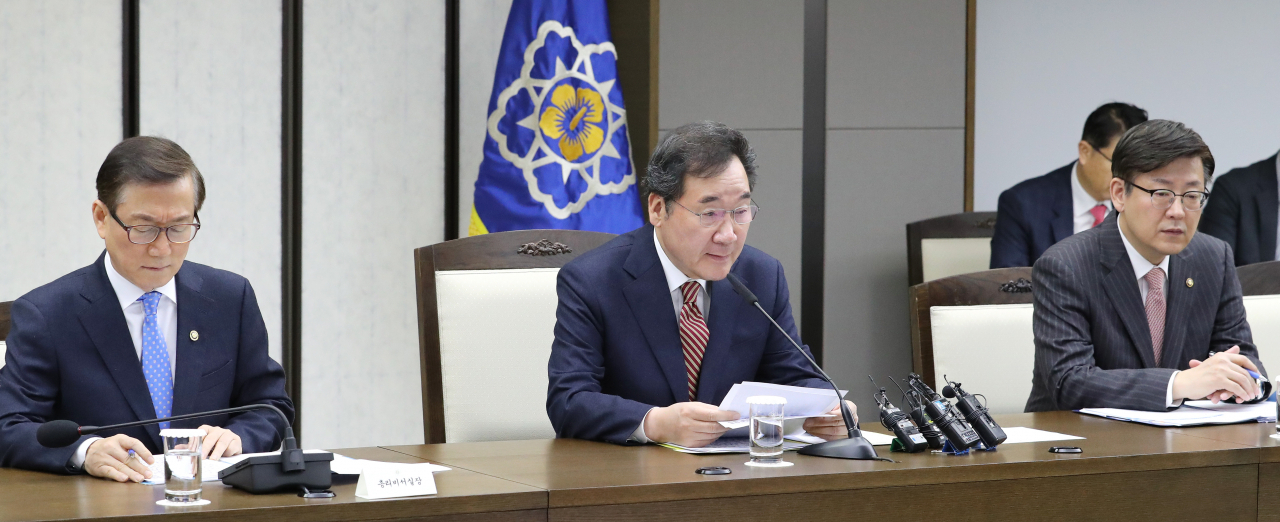 이낙연 국무총리(가운데)가 28일 오전 세종시 정부세종청사 영상회의실에서 열린 세종-서울 국정현안점검조정회의에서 발언하고 있다. ［연합］