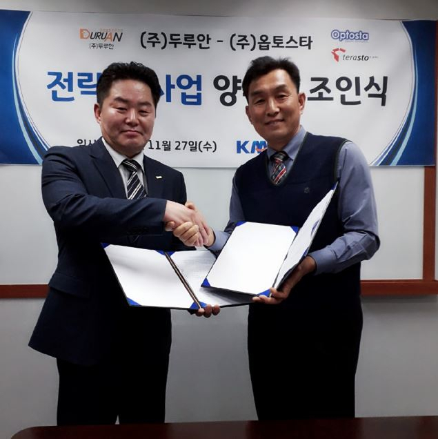 왼쪽 두루안 김명락 대표, 오른쪽 심재기 대표의 계약체결 후