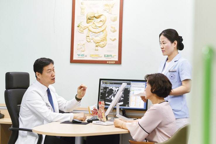 결핵성 치루는 일반 치루보다 치료기간이 길다. 수술 후 약 6개월 또는 9개월 동안 결핵치료가 동반되기 때문이다. 서울성모병원 대장항문외과 부교수 출신의 서울송도병원 원대연 기획실장은 “폐결핵과 마찬가지로 항결핵제를 통한 약물요법이 실시되며 약을 꾸준히 복용하면 완치가 가능하다” 라고 설명했다.