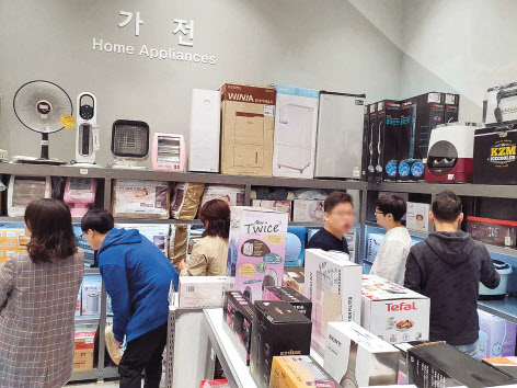 롯데 아울렛 광교점에 지난 10월 오픈한 리퍼브 전문매장 ‘프라이스홀릭’ 매장 내부. [롯데쇼핑 제공]