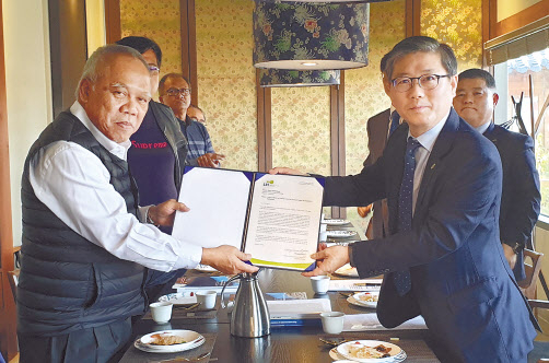 변창흠 LH 사장(오른쪽)과 모하메드 바수키 공공사업주택부 장관이 인도네시아 수도이전에 대한 상호간 협력방안을 협의하기 위한 간담회에서 기념촬영을 하고 있다.