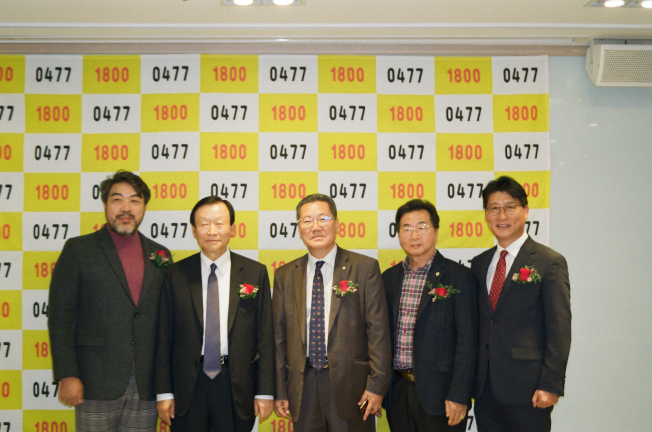 건설장비전문 콜센터 ‘이원종의 중장비 1800-0477’ 사업설명회에 참석한 관계자들이 기념촬영을 하고 있다. 사진 왼쪽부터 배우 이원종, 박영호 대한주택건설협회 서울특별시회장, 이홍원 홍용그룹 회장(서울상공회의소 강동구 상공회장), 김상철 개미인력개발㈜ 대표, 전국건설장비콜센터㈜ 배시한 대표.[전국건설장비콜센터㈜ 제공]