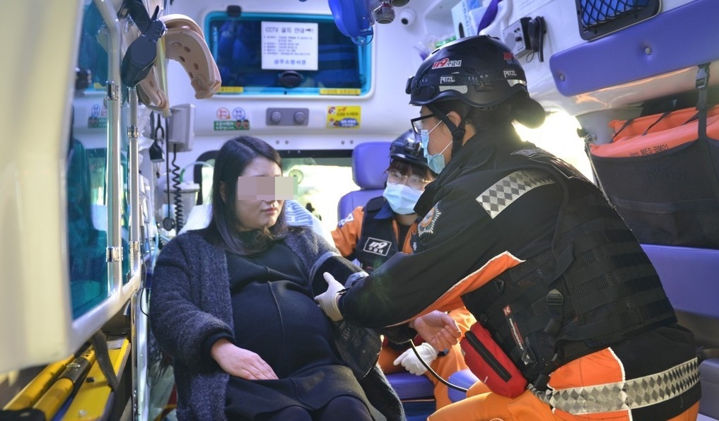 119 구급차를 탄 임산부 [경북도소방본부 제공]