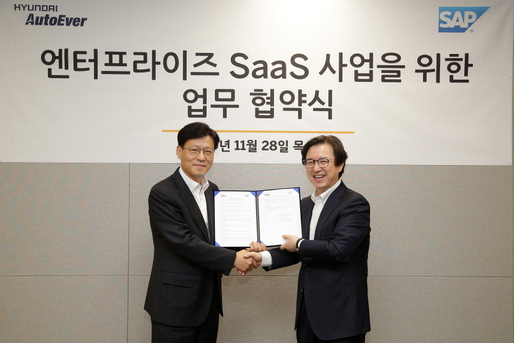 이성열 SAP 코리아 대표이사(오른쪽)와 오일석 현대오토에버 대표이사가 28일 오전 서울 강남구 현대오토에버 본사에서 업무협약 체결 후 기념 촬영하고 있다. [SAP 코리아 제공]