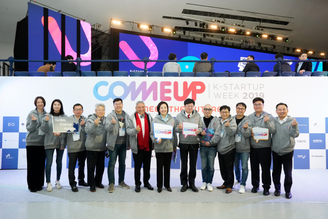 민간 조직위원단과 박영선 중소벤처기업부 장관, 이종구 국회 산업통상자원중소벤처기업위원회 위원장 등 관계자들이 28일 동대문 DDP에서 스타트업 교류 축제인 ComeUp 2019 개막을 축하하고 있다.