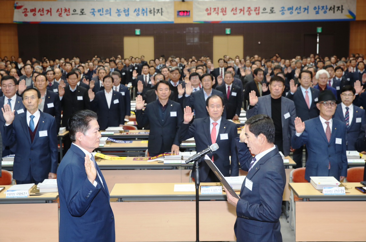 김병원(왼쪽) 농협중앙회장이 임시대의원회에서 농협중앙회장 선거의 공명성을 실천하자는 취지의 결의를 다지고 있다. [농협 제공]