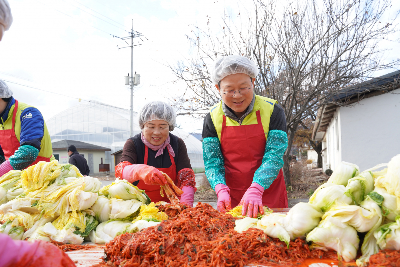 28일 강원도 홍천군 소재 왕대추마을에서 진행된 '농협금융지주 사랑의 김장김치 나누기' 활동에서 김광수 농협금융 회장(오른쪽)이 우리농산물로 김장김치를 담그고 있다.