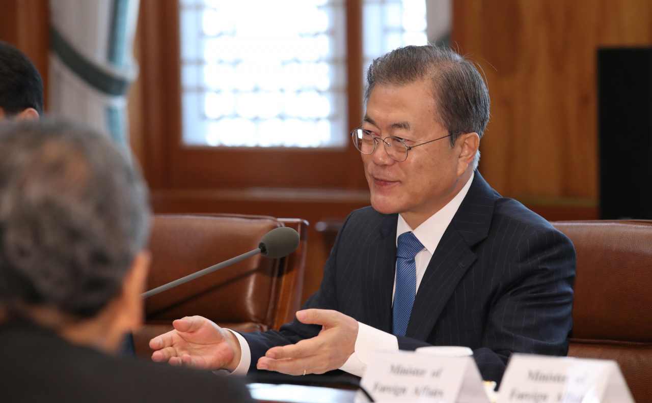 문재인 대통령이 28일 청와대에서 열린 마하티르 빈 모하맛 말레이시아 총리와의 정상회담에서 모두발언을 마치고 있다. [연합]