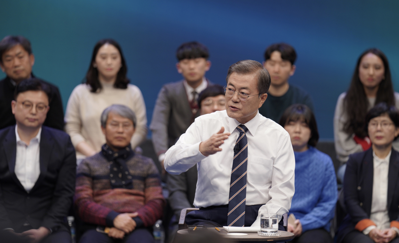 문재인 대통령이 19일 오후 서울 상암동 MBC에서 '국민이 묻는다, 2019 국민과의 대화'를 하고 있다. [연합]