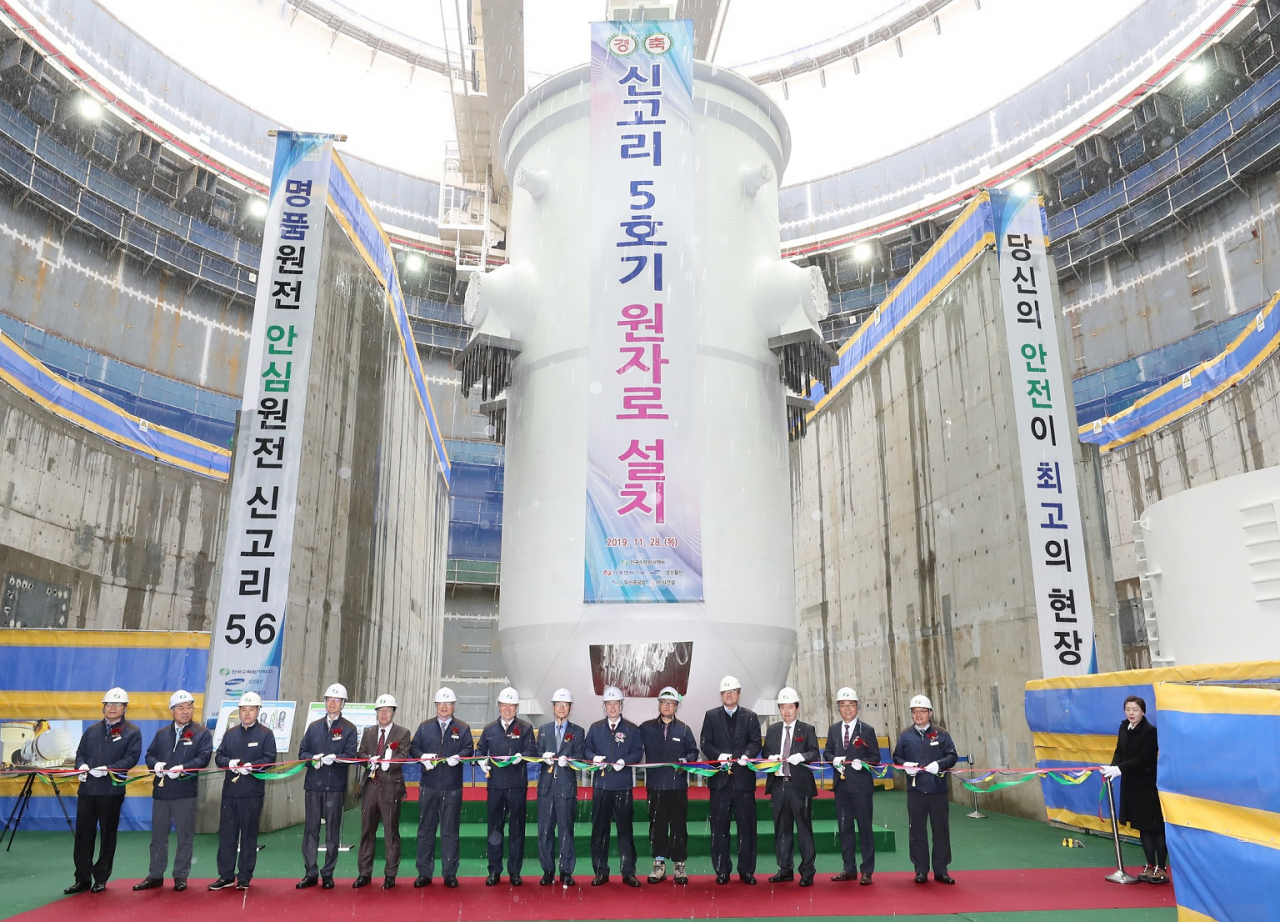 (왼쪽부터) 신기종 한수원 신고리5,6PM 처장, 원흥대 한수원 건설기술처장, 원재연 한수원 건설처장, 한상길 한수원 새울본부장, 김상돈 한수원 사업본부장, 정재훈 한수원 사장 , 오세철 삼성물산 부사장, 나기용 두산중공업 부사장, 진태은 한국전력기술 본부장, 조범진 한전원자력연료 본부장, 김신환 한국전력기술 본부장, 강영철 한수원 새울제2건설소장. [한수원 제공]