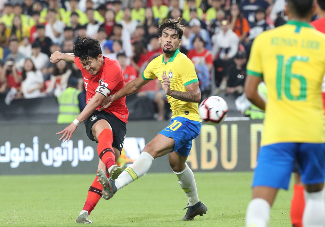 19일(한국시간) 아랍에미리트(UAE) 아부다비의 모하메드 빈 자예드 스타디움에서 열린 대한민국과 브라질 대표팀의 친선경기에서 손흥민이 루카스 파케타(AC밀란)의 수비를 피해 중거리슛을 날리고 있다. [연합]