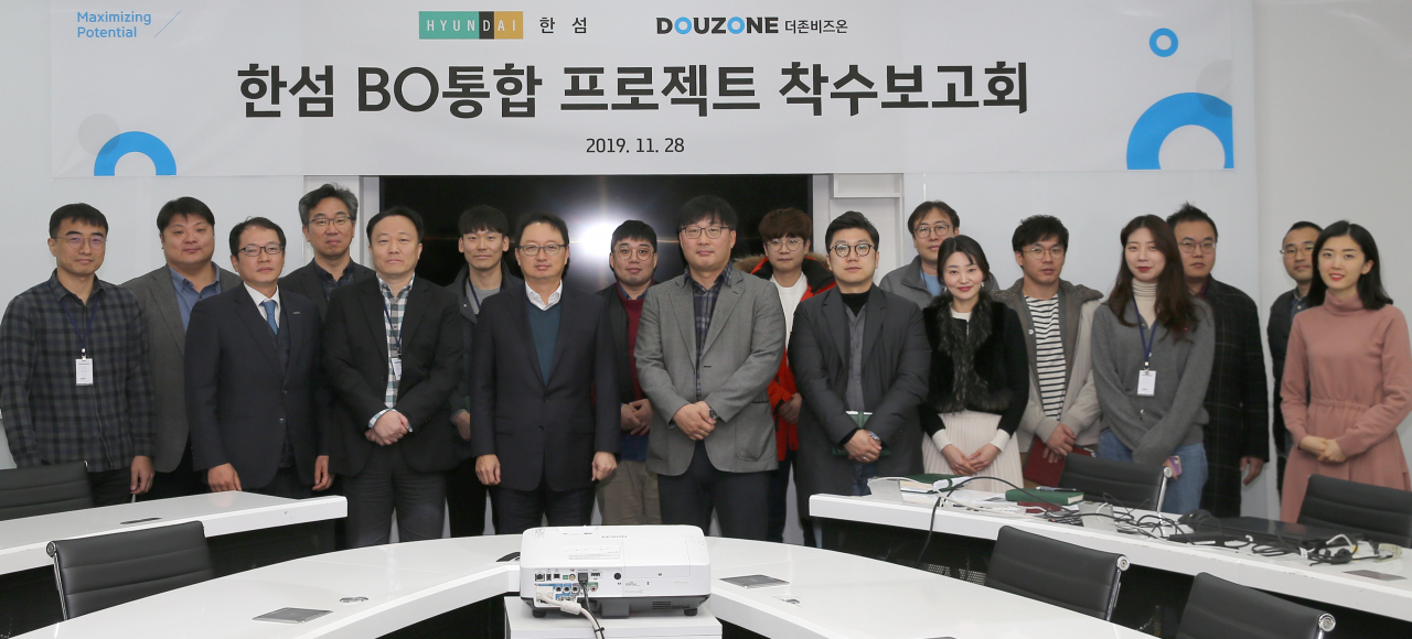 더존비즈온은 현대백화점그룹 계열 패션전문기업 ㈜한섬의 ‘BO(Back Office) 통합 프로젝트 개발 사업’을 수주, 지난 28일 프로젝트 킥오프 행사를 개최했다.