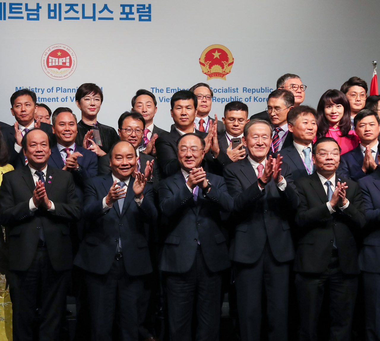 전경련이 28일 그랜드하얏트호텔에서 개최한 '한-베트남 비즈니스 포럼'에서 응우옌 쑤언 푹 베트남 총리(앞줄 왼쪽 두번째), 홍남기 경제부총리(앞줄 가운데),허창수 전경련 회장(앞줄 오른쪽 두번째)을 비롯한 양국 주요인사들이 기념촬영을 하고 있다. [전경련 제공]