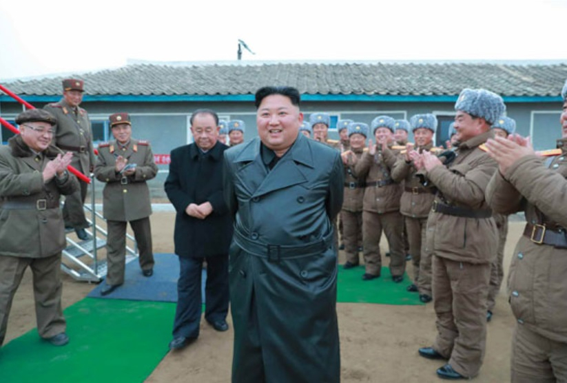 북한 조선중앙통신은 29일 김정은 국무위원장 참관 아래 초대형방사포 연발시험사격을 진행했다고 보도했다. 시험사격 참관한 김 위원장이 관계자들로부터 박수를 받고 있다. [헤럴드DB]