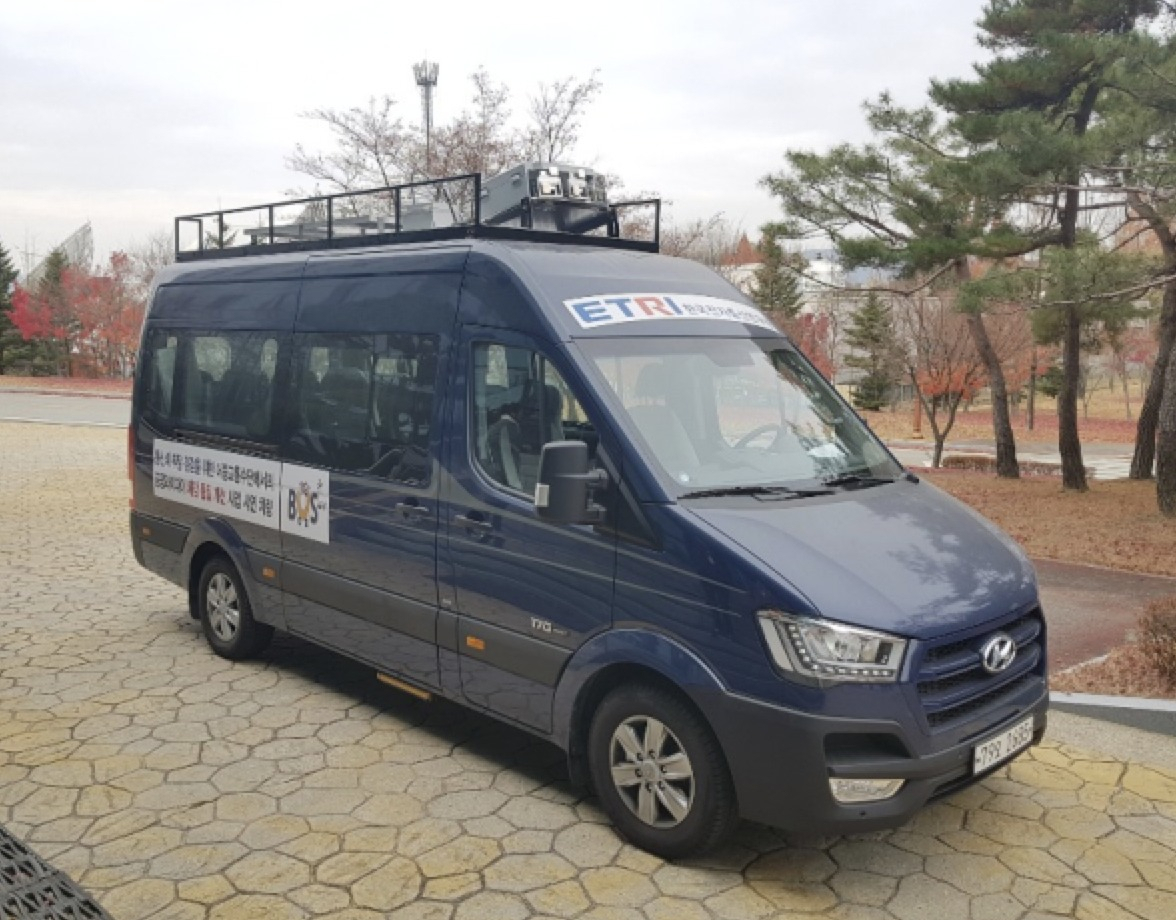 지붕 위에 설치된 차량 단말 시제품 [ETRI 제공]