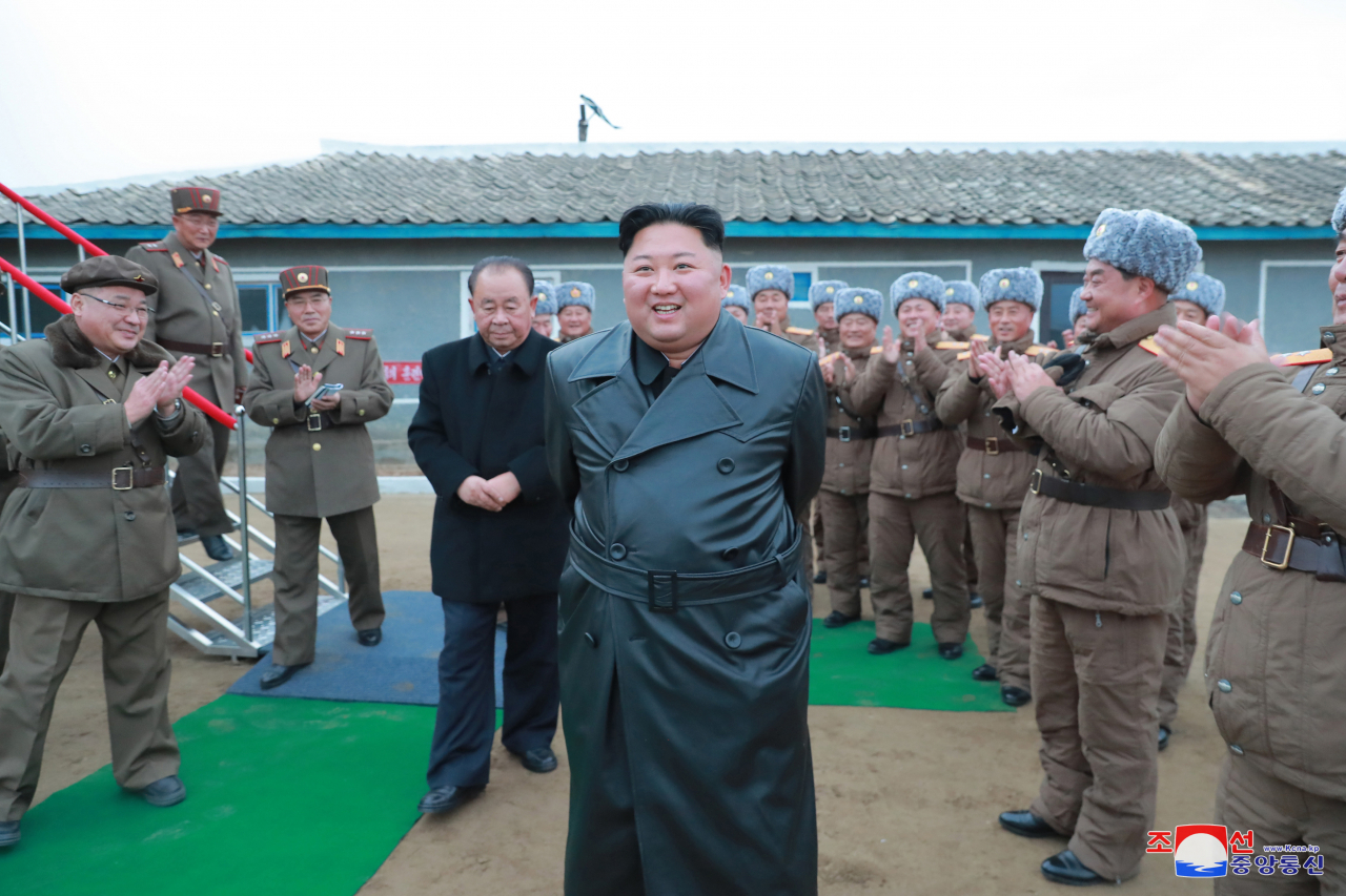 북한 국방과학원에서 지난 28일 진행한 초대형 방사포 시험 사격을 참관한 김정은 북한 국무위원장. 북한 관영 조선중앙통신이 공개한 사진이다. [연합]