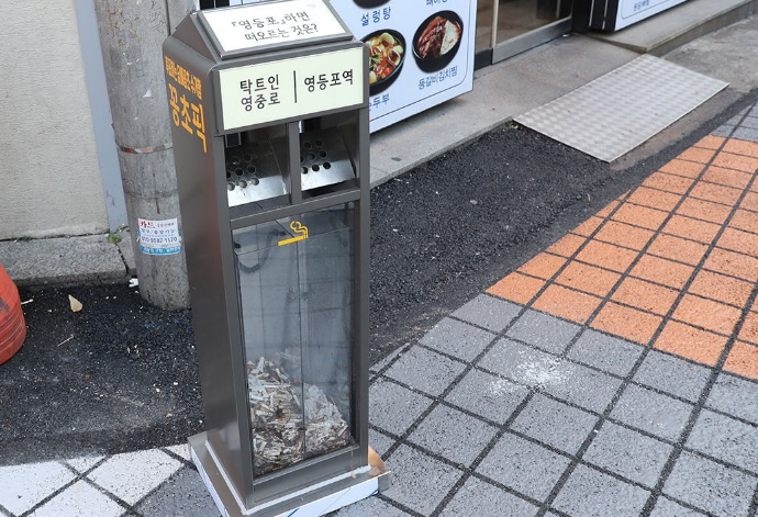 서울 영등포구가 자체 개발한 역발상 투표함인 ‘꽁초픽’. 흡연자들이 꽁초픽 상단에 적힌 질문을 읽고 담배꽁초를 원하는 답이 있는 투입구에 꽁초를 버리면 이를 구청이 수거해 구정에 반영한다는 취지다. [영등포구청·연합]