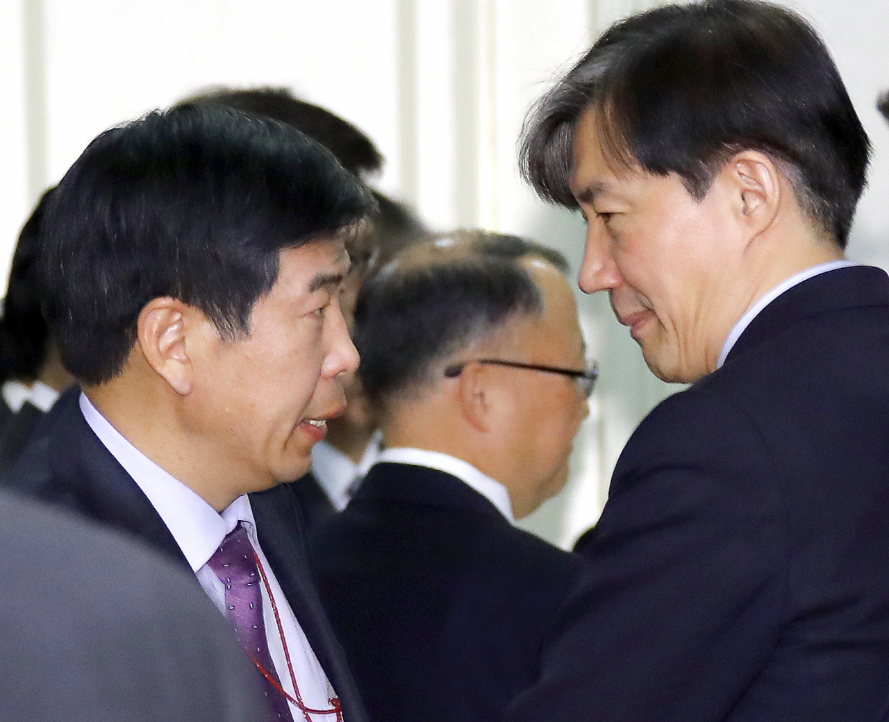 지난해 11월 당시 청와대 조국 민정수석과 백원우 민정비서관이 반부패정책협의회에서 대화하고 있는 모습. [연합]