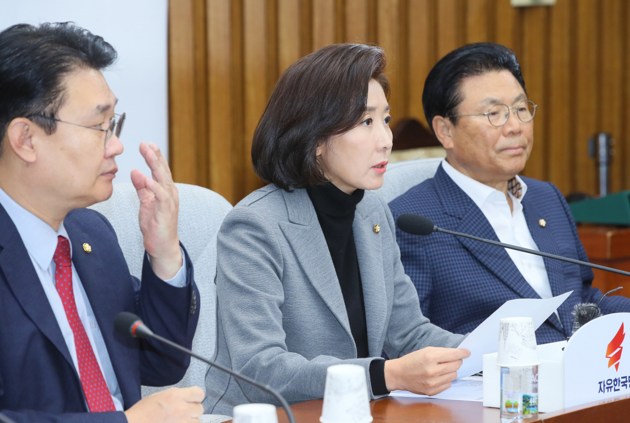 자유한국당 나경원 원내대표(가운데)가 29일 국회에서 열린 원내대책회의에서 발언하고 있다. 연합뉴스