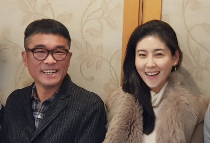 법적으로 부부가 된 가수 김건모와 장지연 씨가 지난 28일 오후 여의도에서 인터뷰를 하고 있다. [연합]