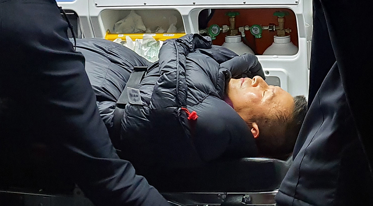 청와대 앞에서 8일째 단식하던 황교안 자유한국당 황교안 대표가 27일 밤 응급실로 이송되고 있다. [연합]